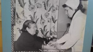 Vēsturiskā bilde, melnbalta, pansionāta dakteris ar iemītnieku